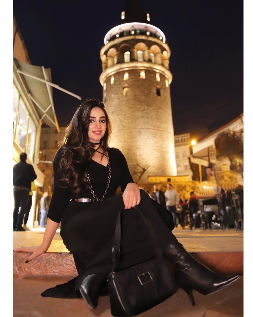 Captivating click of actress Inaya Khan from Turkey