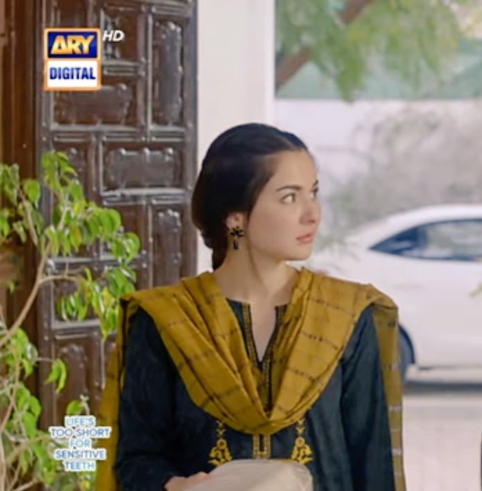 Fans Are Loving Hania Aamir & Farhan Saeed's Romance in Mere Humsafar