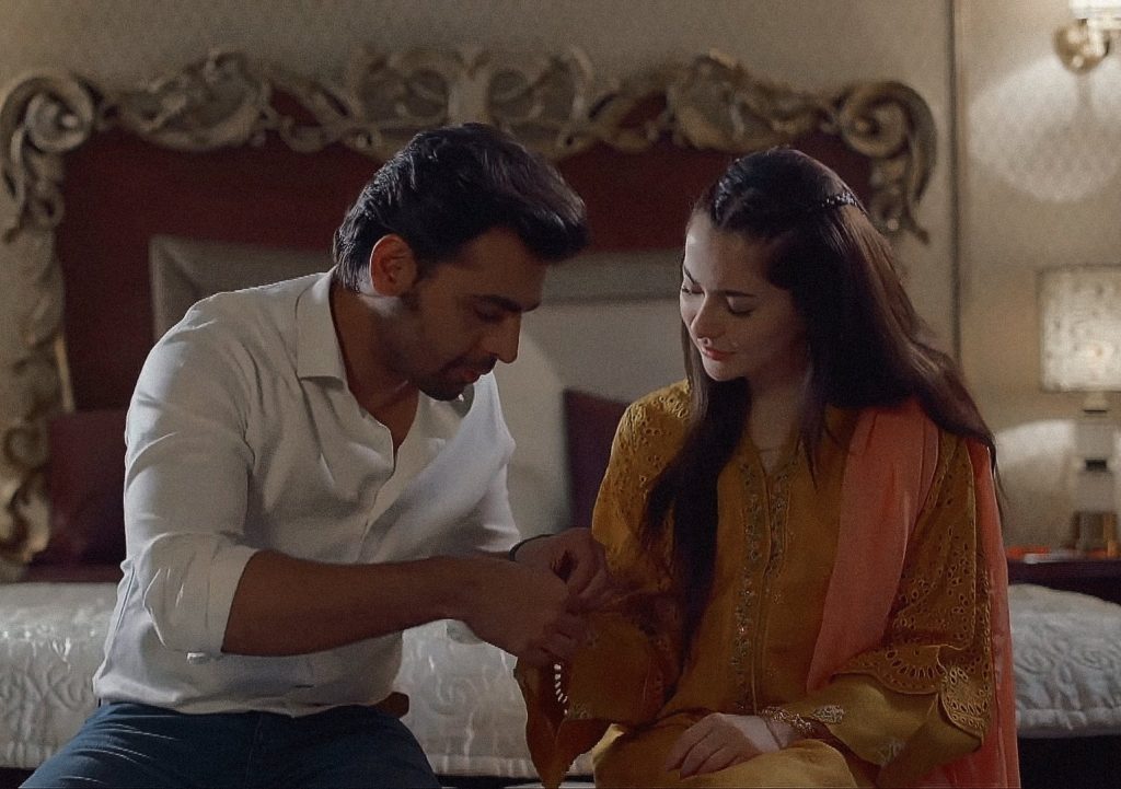 Fans Are Loving Hania Aamir & Farhan Saeed's Romance in Mere Humsafar