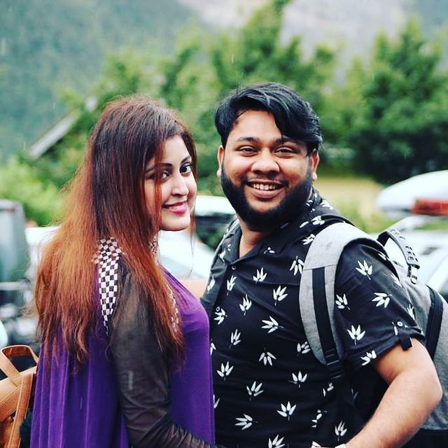 Youtuber Nadir Ali's Beautiful Clicks With Wife | Reviewit.pk