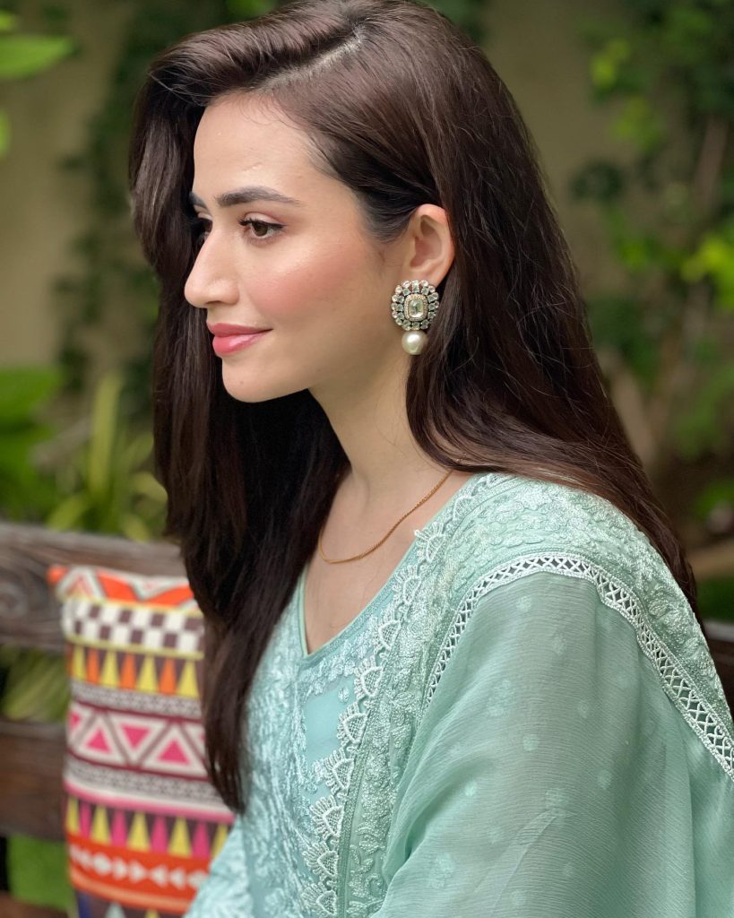 Sana Javed and Umair Jaswal Beautiful Eid Pictures | Reviewit.pk