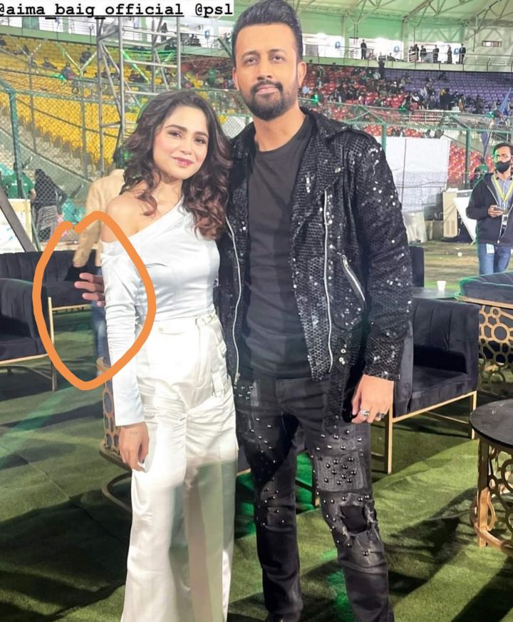 Atif Aslam Teased and Hugged Female Fans