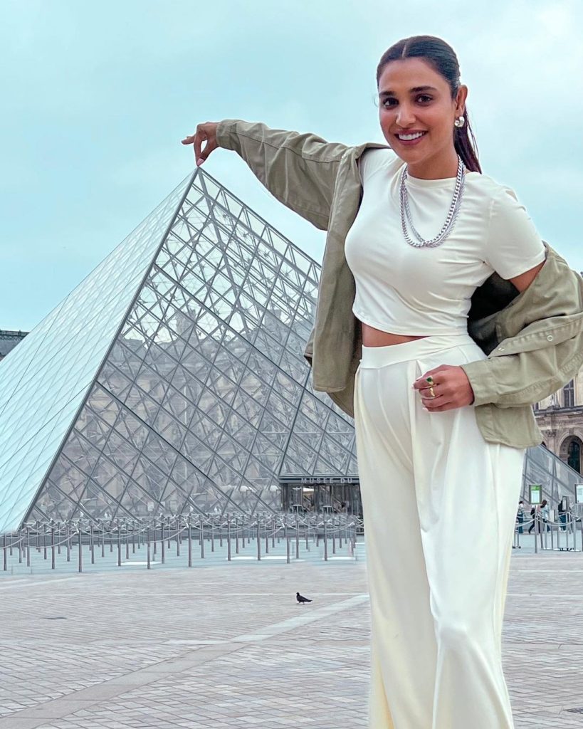 Aamna Ilyas Enjoys Vacations In France