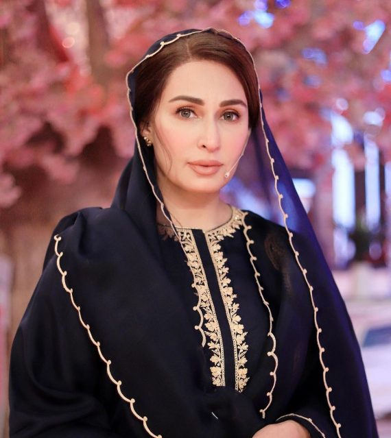 Reema Khan Reveals Actress Who Can Play Her In Her Biopic | Reviewit.pk