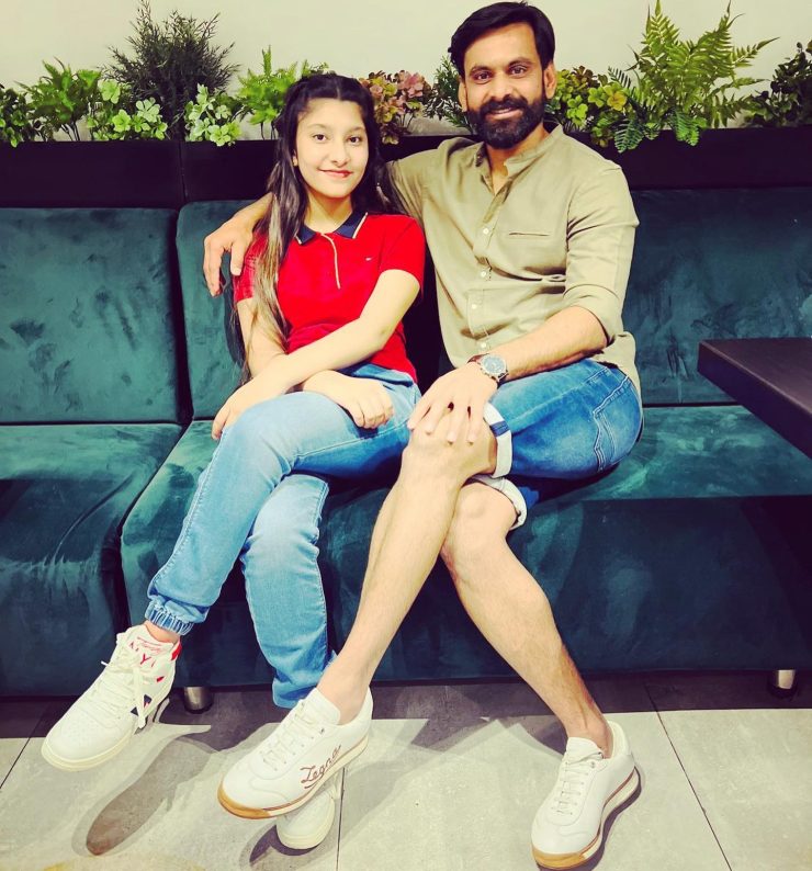 Cricketer Mohammad Hafeez Beautiful Family Pictures | Reviewit.pk