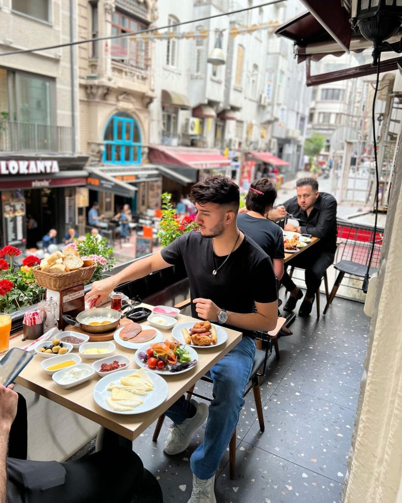 Shahveer Jafry And Wife Enjoying Romantic Getaway To Turkey