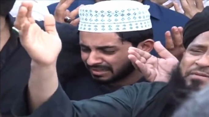 Aamir Liaquat's Son Leads His Funeral Prayer-Video