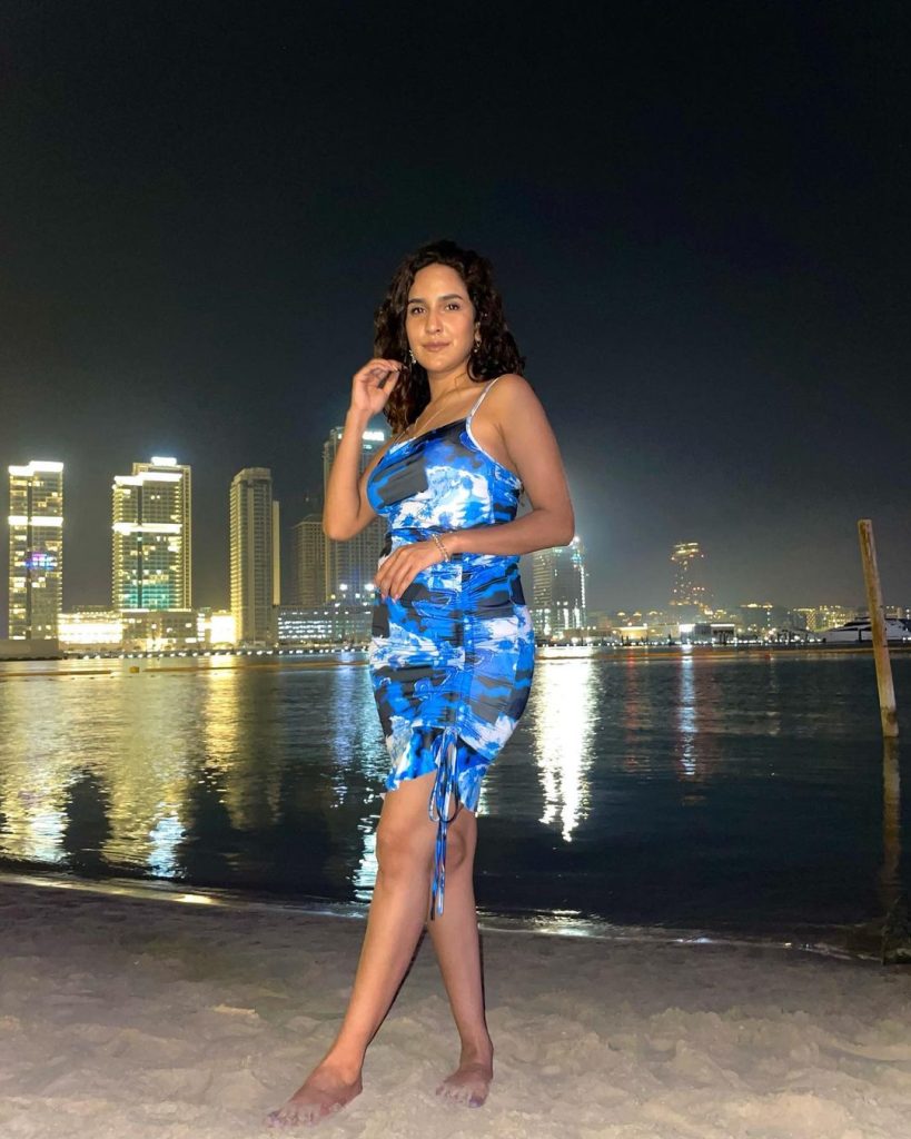 Anoushay Abbasi And Anzela Abbasi's Sizzling Pictures From Dubai