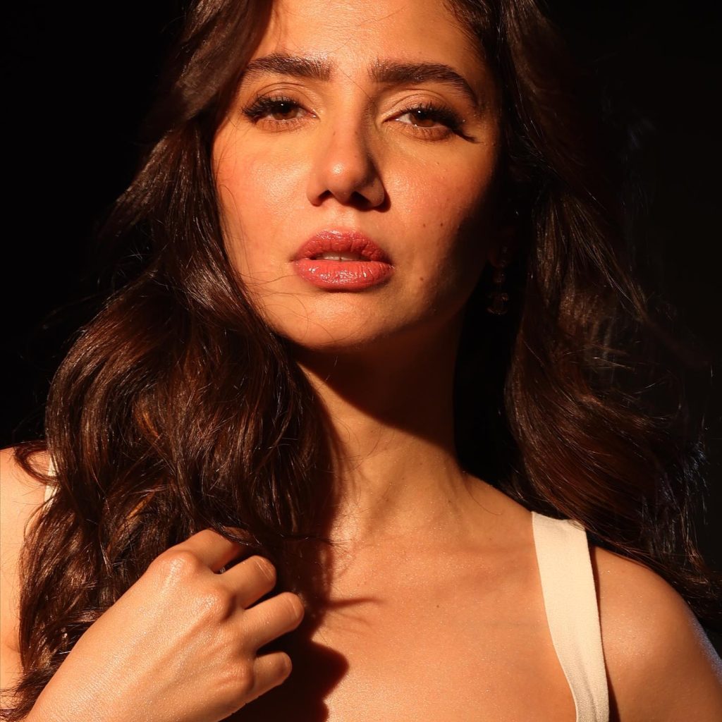 Netizens Are Tired Of Mahira Khan Talking About Shahrukh Khan