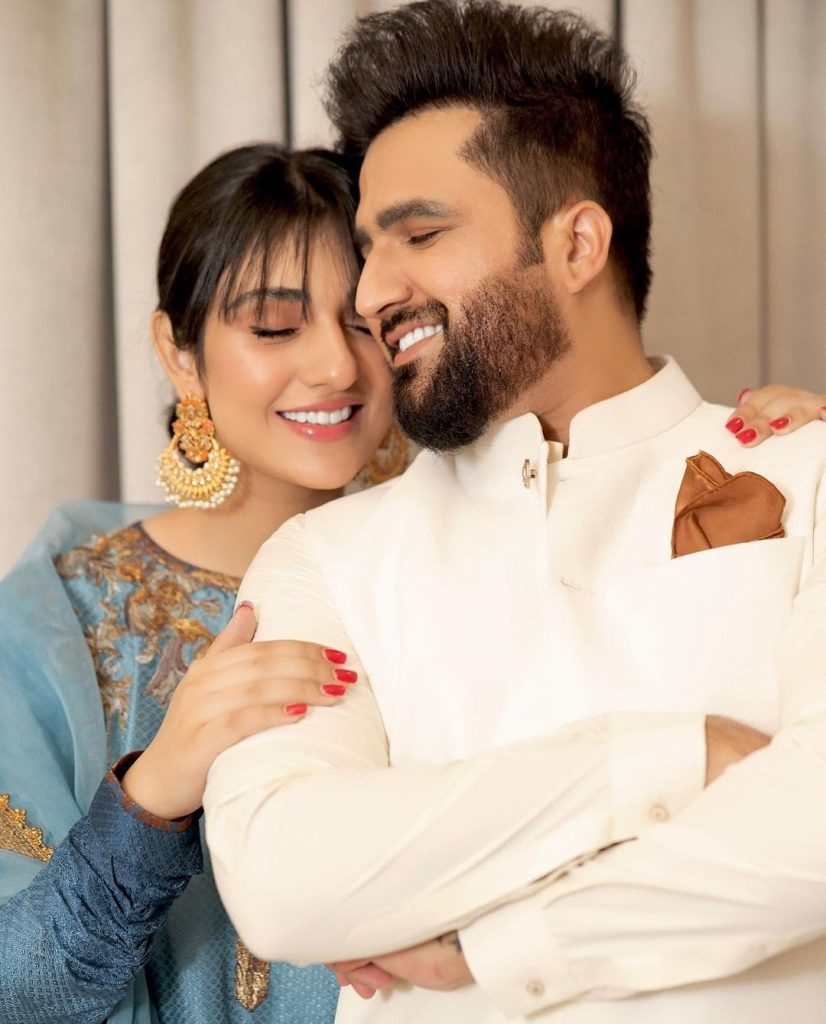 Falak Shabir Shares Unseen Picture With Sarah Khan and Much More