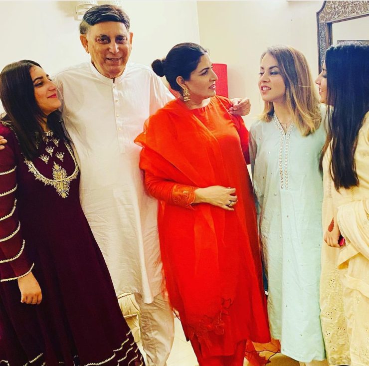 Shagufta Ejaz Family Pictures From Eid Reunion | Reviewit.pk