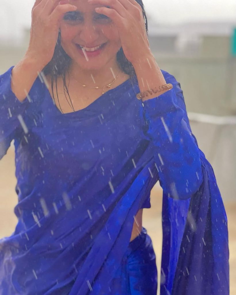 Hira Mani Invites Public Wrath After Posting Saree Pictures In Rain