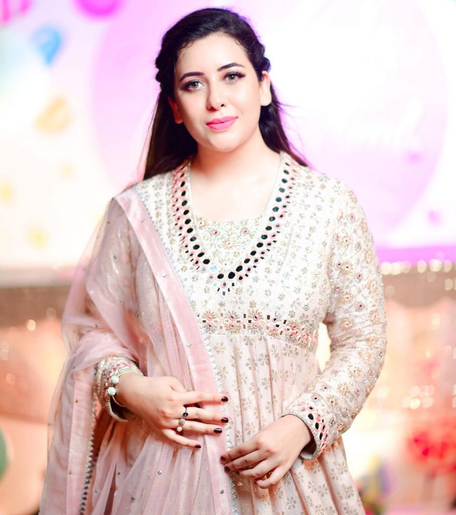 Rabia Anum's Irritating Hosting Style Gets Heavily Criticized