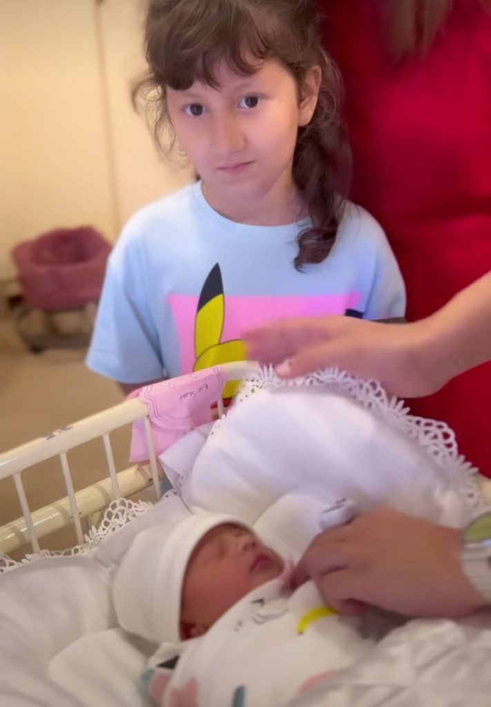 Public Spots Sadness in Nooreh's Eyes While Seeing Her Baby Sister