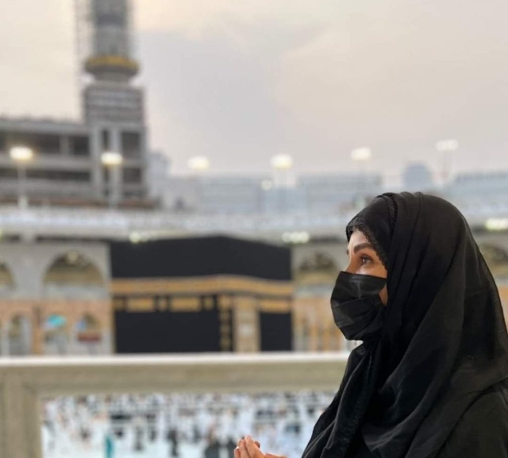 Reema Khan Performs Umrah - Shares Pictures & Video