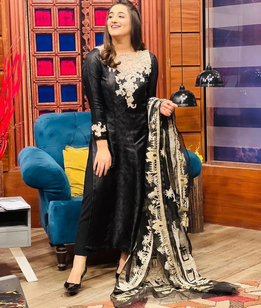 Singer Nimra Mehra Gets Criticized For Disrespecting Manqabat