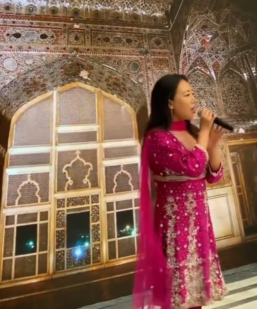 Pakistanis Shower Chinese Girl with Praise For Singing Buhe Bariyan Beautifully