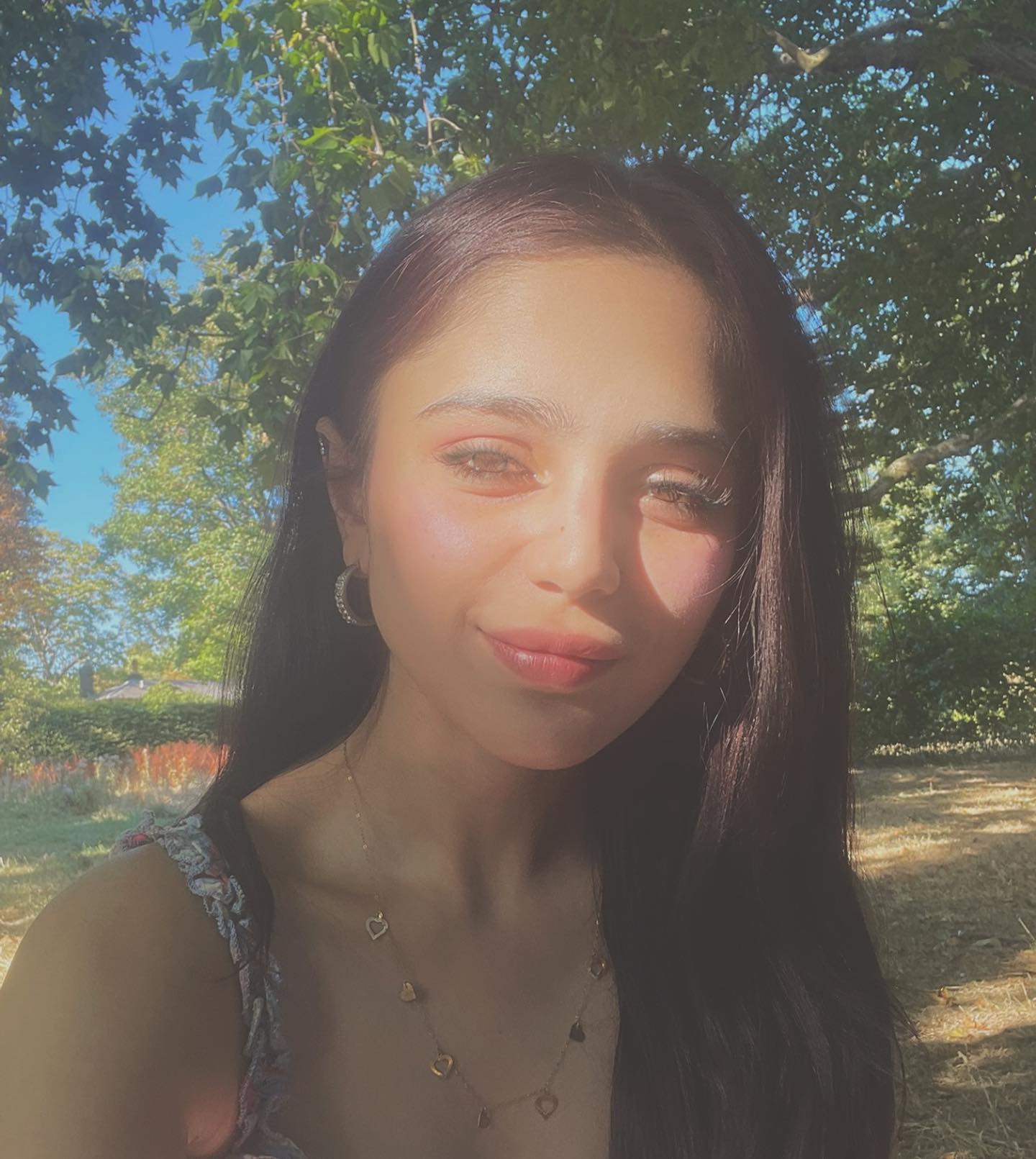Aima Baig’s Latest Pictures From UK Outrage Public | Reviewit.pk