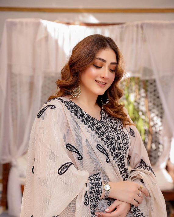 Momina Iqbal Faced Problems From Co-Actresses Due To Her Fair ...