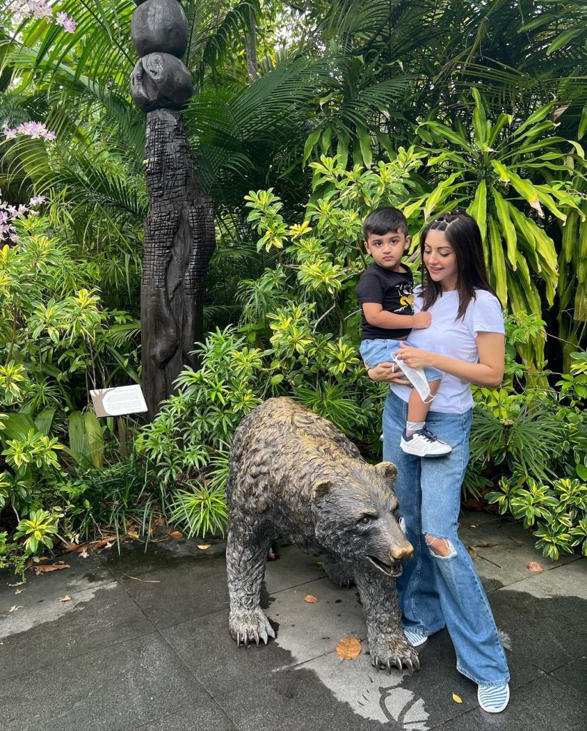 Moomal Khalid Vacations In Singapore With Family