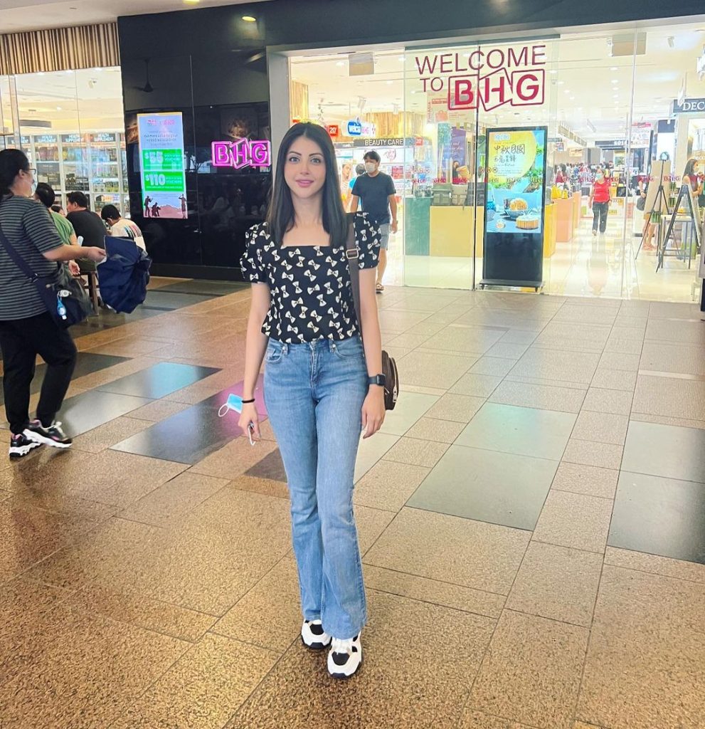 Moomal Khalid Vacations In Singapore With Family