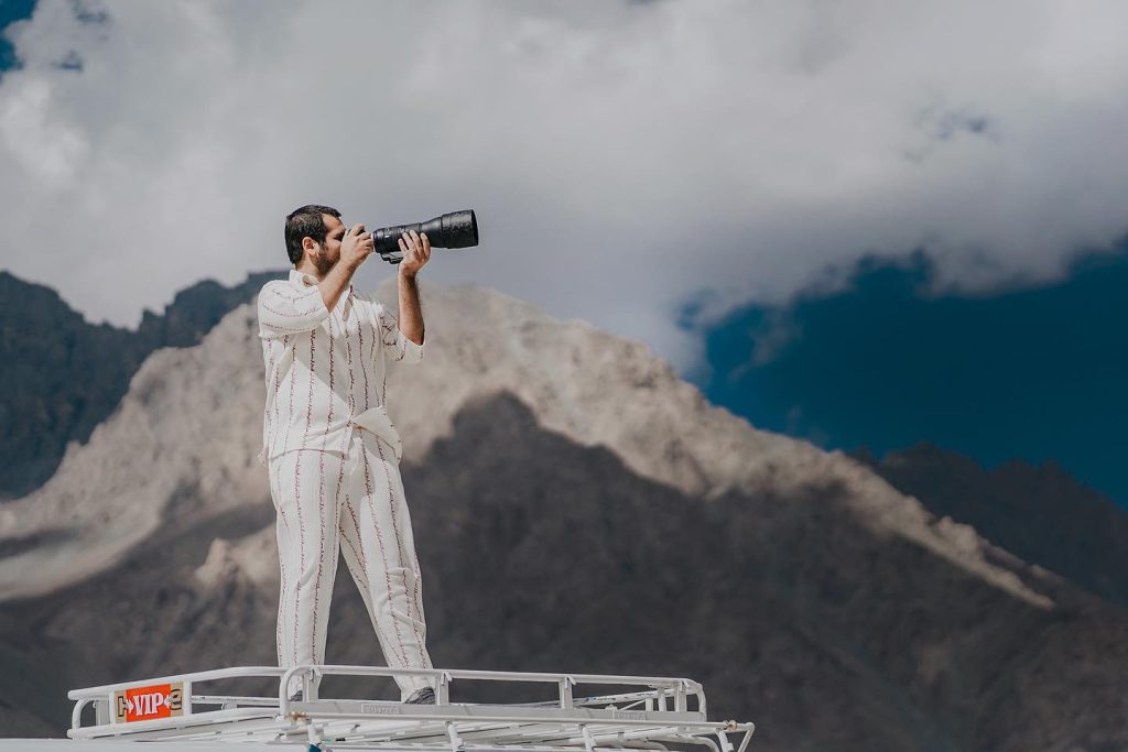 Hilarious Act Of A Wedding Photographer Amuses Public - Watch Video