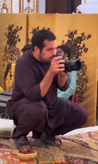 Hilarious act of wedding photographer keeps the masses entertained - watch video