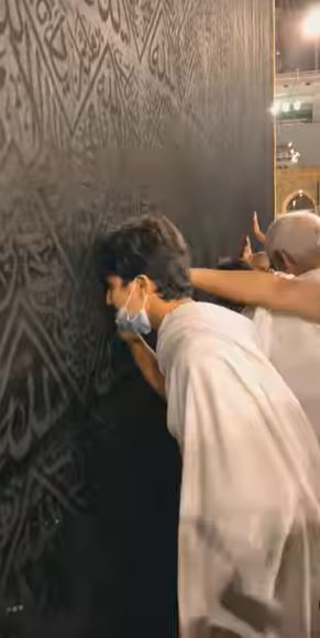 Actor Zuhab Khan Receives Blessings Of Umrah