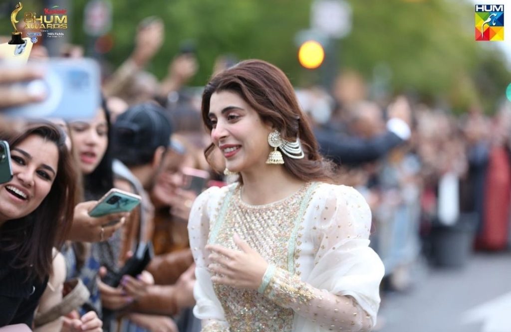 Pakistani Celebrities Pictures From 8th Hum Awards Red Carpet