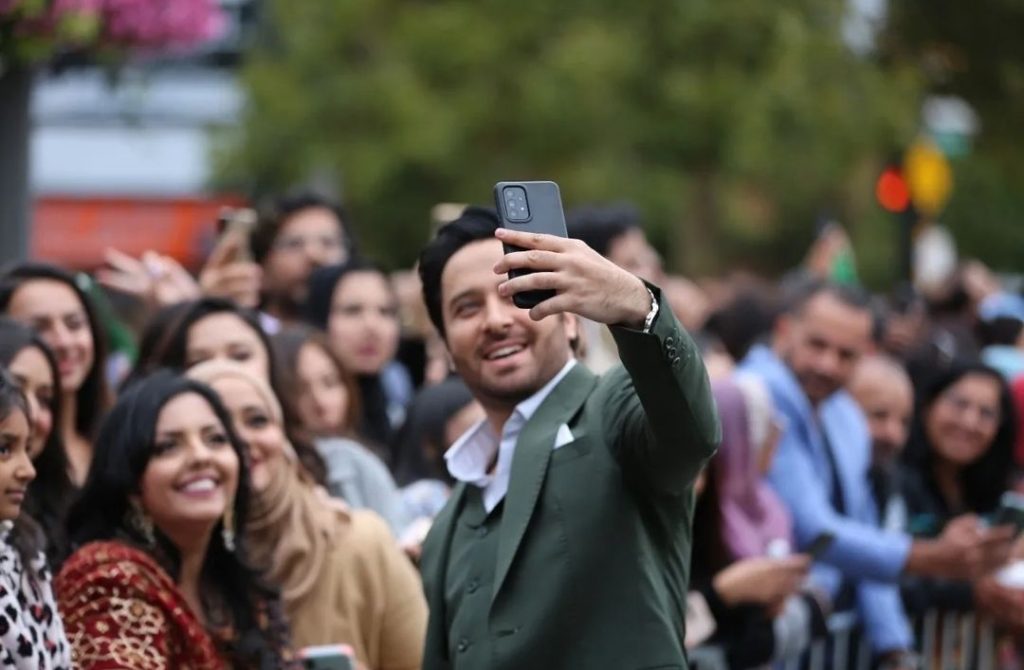 Pakistani Celebrities Pictures From 8th Hum Awards Red Carpet