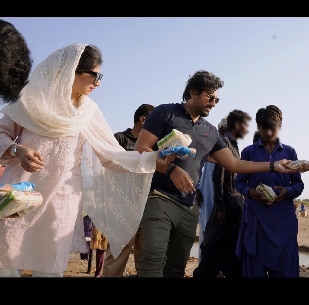 Mariyam Nafees and Husband Helping Flood Affectees in Sindh
