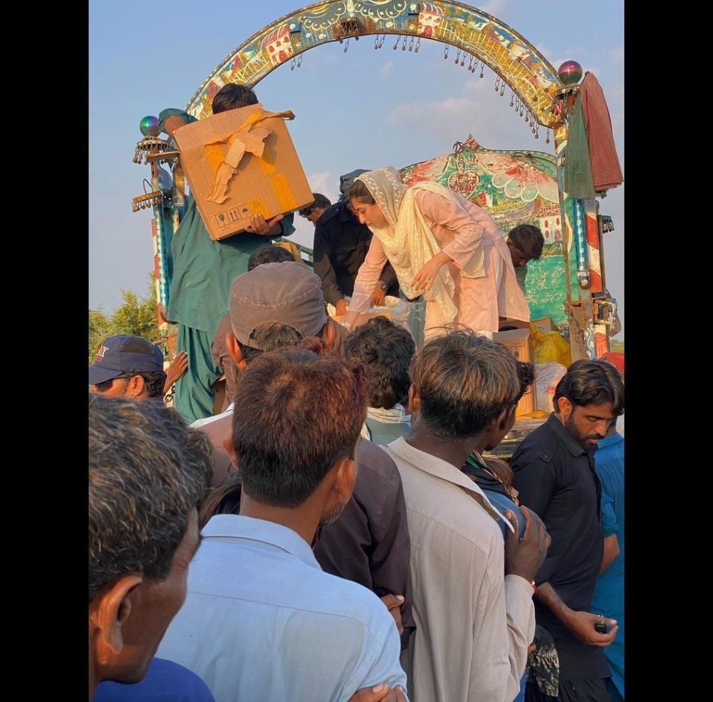 Mariyam Nafees and Husband Helping Flood Affectees in Sindh