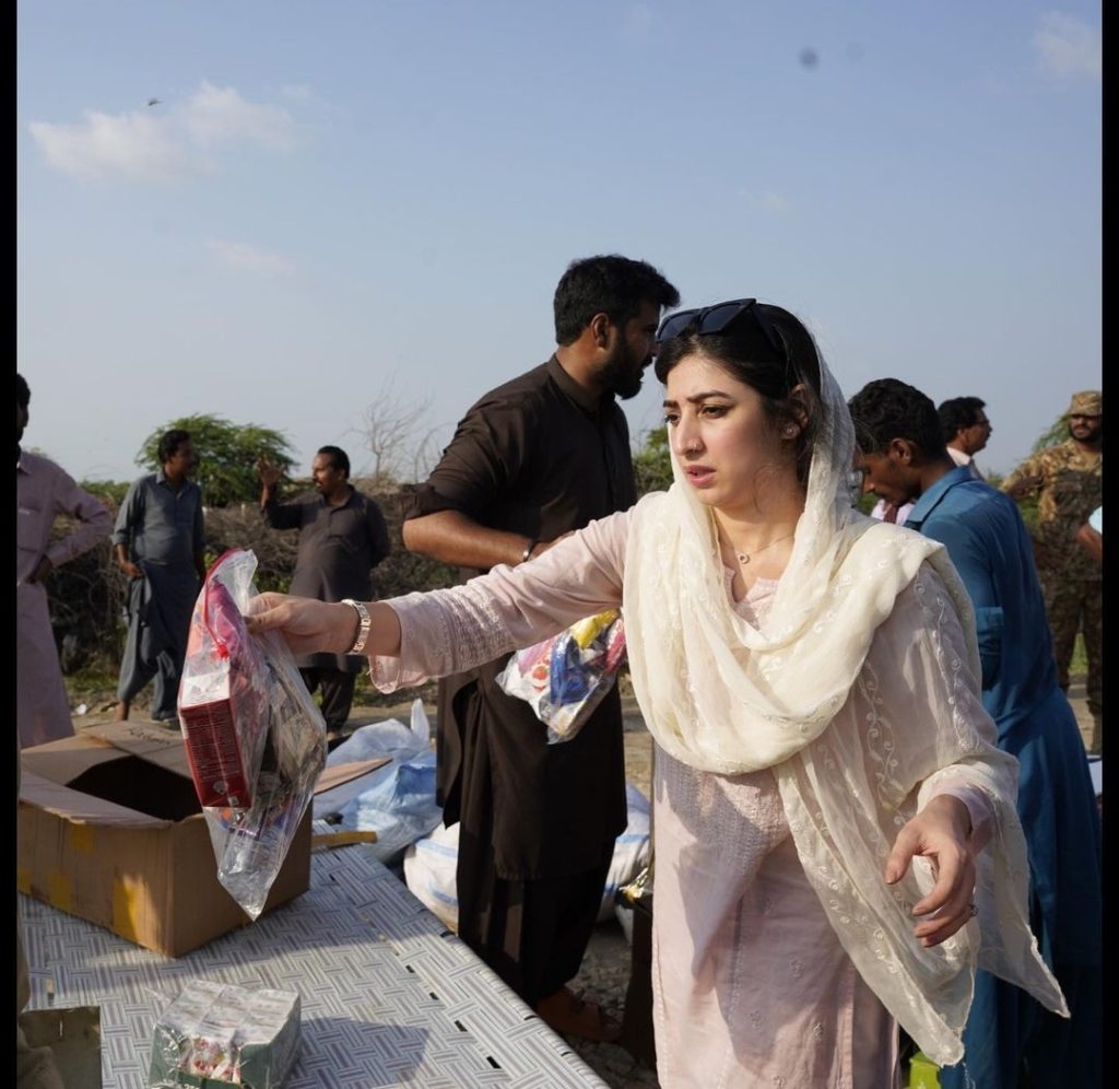 Mariyam Nafees and Husband Helping Flood Affectees in Sindh