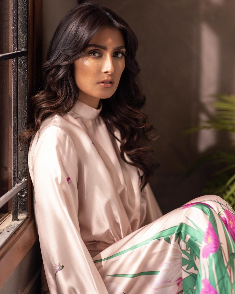 Ayeza Khan’s Indian Designer Dress At HUM Awards Invites Public Criticism