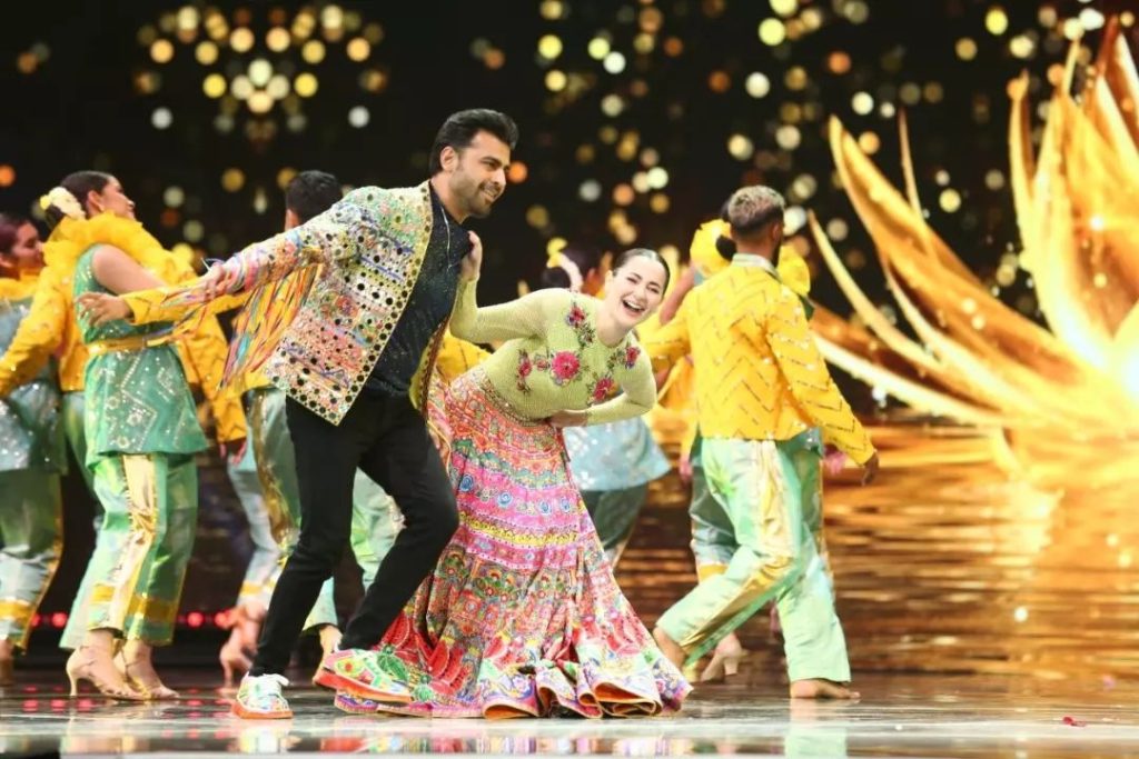 Hania Amir And Farhan Saeed Set The Stage On Fire At HUM Awards