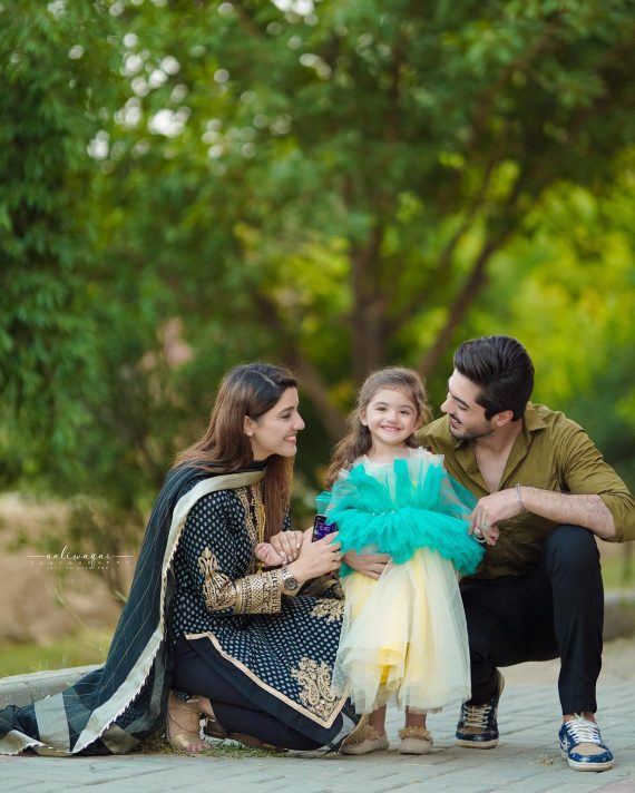 Junaid Jamshed Niazi's Latest Adorable Family Portraits | Reviewit.pk