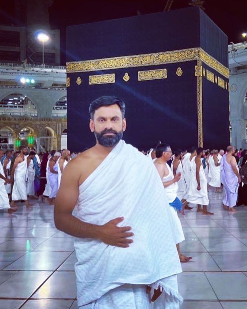 Mohammad Hafeez Performs Umrah With Family