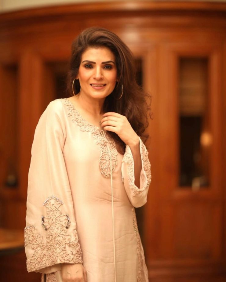 Resham Disappointed By Lack Of Support From Fellow Artists | Reviewit.pk