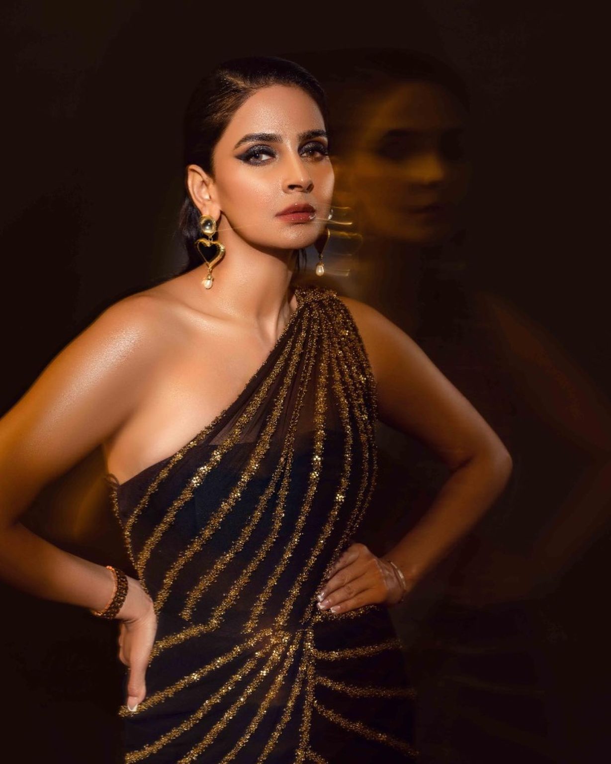Saba Qamar’s Latest Sizzling Photoshoot Reviewit.pk