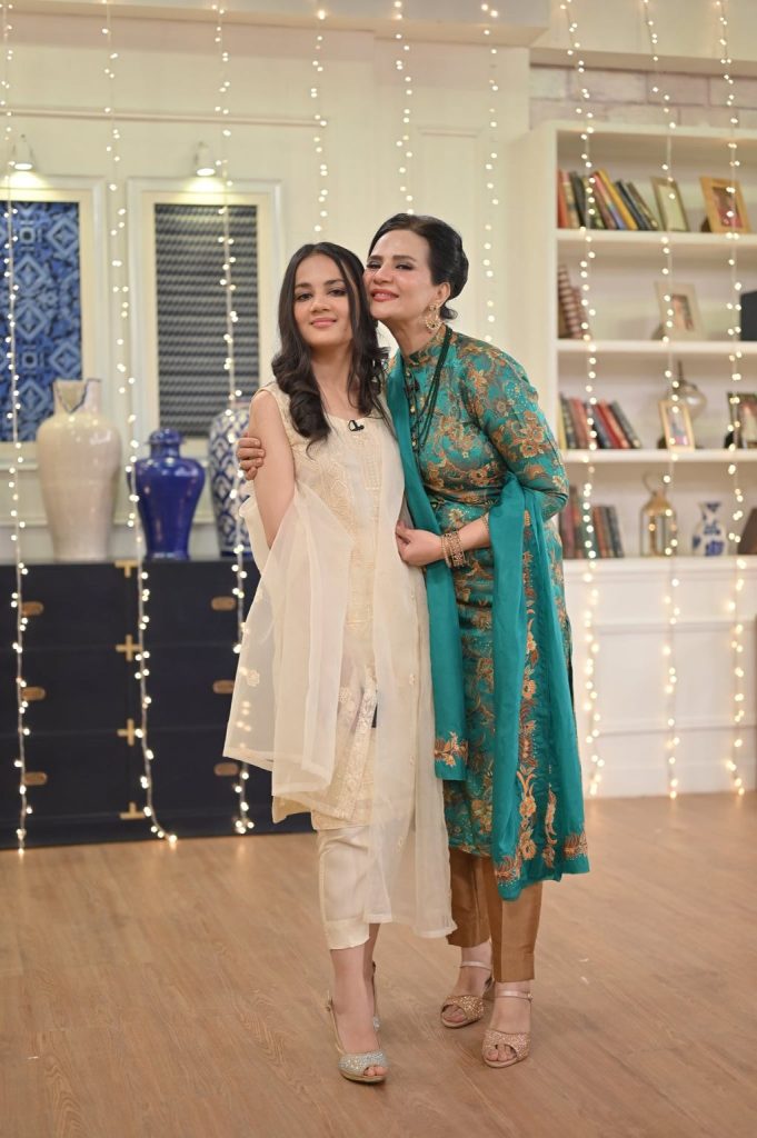 Mere Humnasheen Fame Munazzah Arif with Her Daughter in GMP