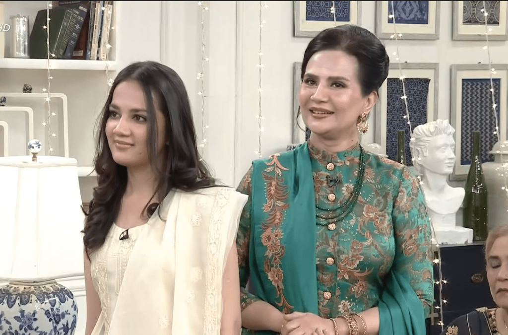 Mere Humnasheen Fame Munazzah Arif with Her Daughter in GMP