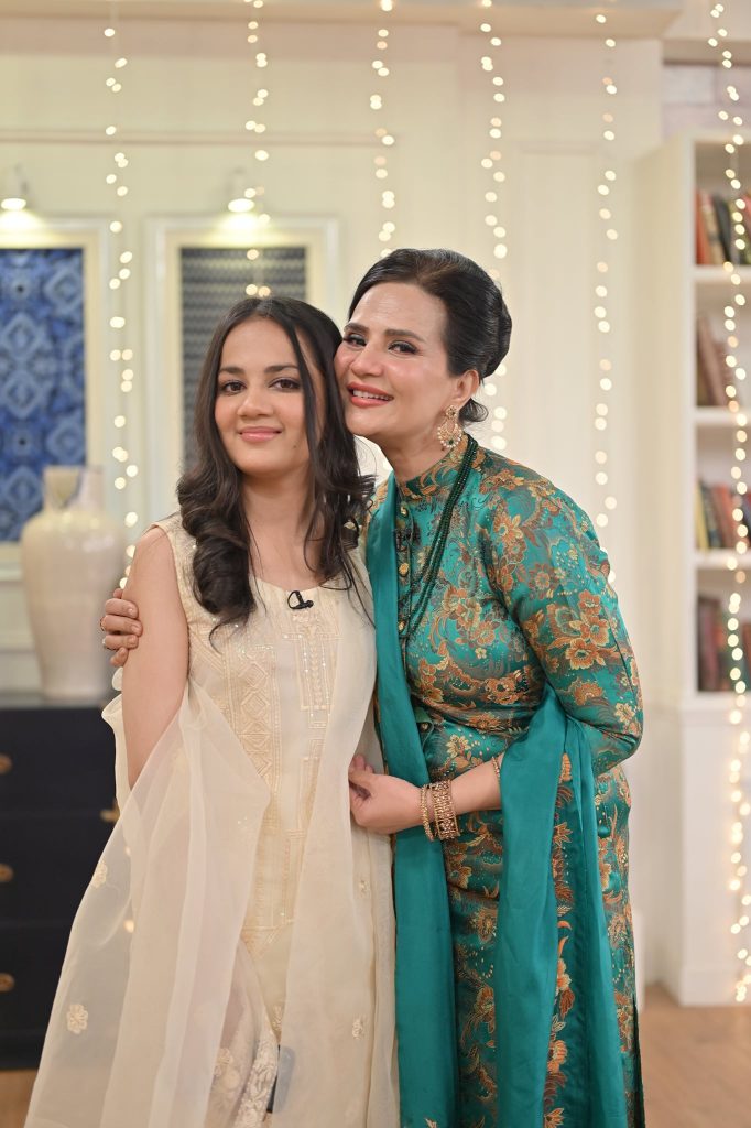 Mere Humnasheen Fame Munazzah Arif with Her Daughter in GMP