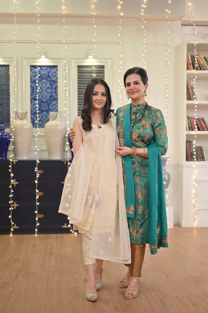 Mere Humnasheen Fame Munazzah Arif with Her Daughter in GMP