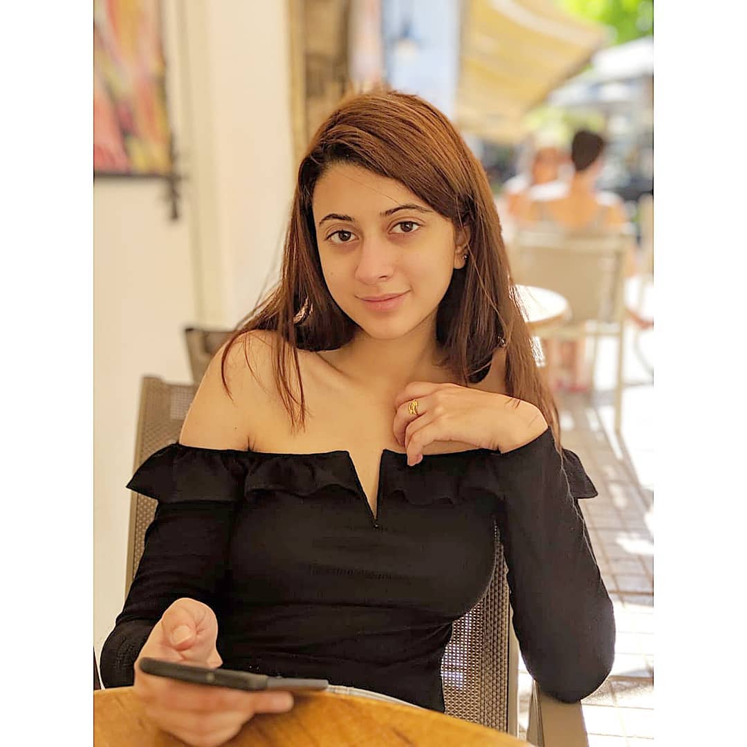 Api Sabeena Sabeena Syed From Dobara Dazzles In Western Looks | Reviewit.pk