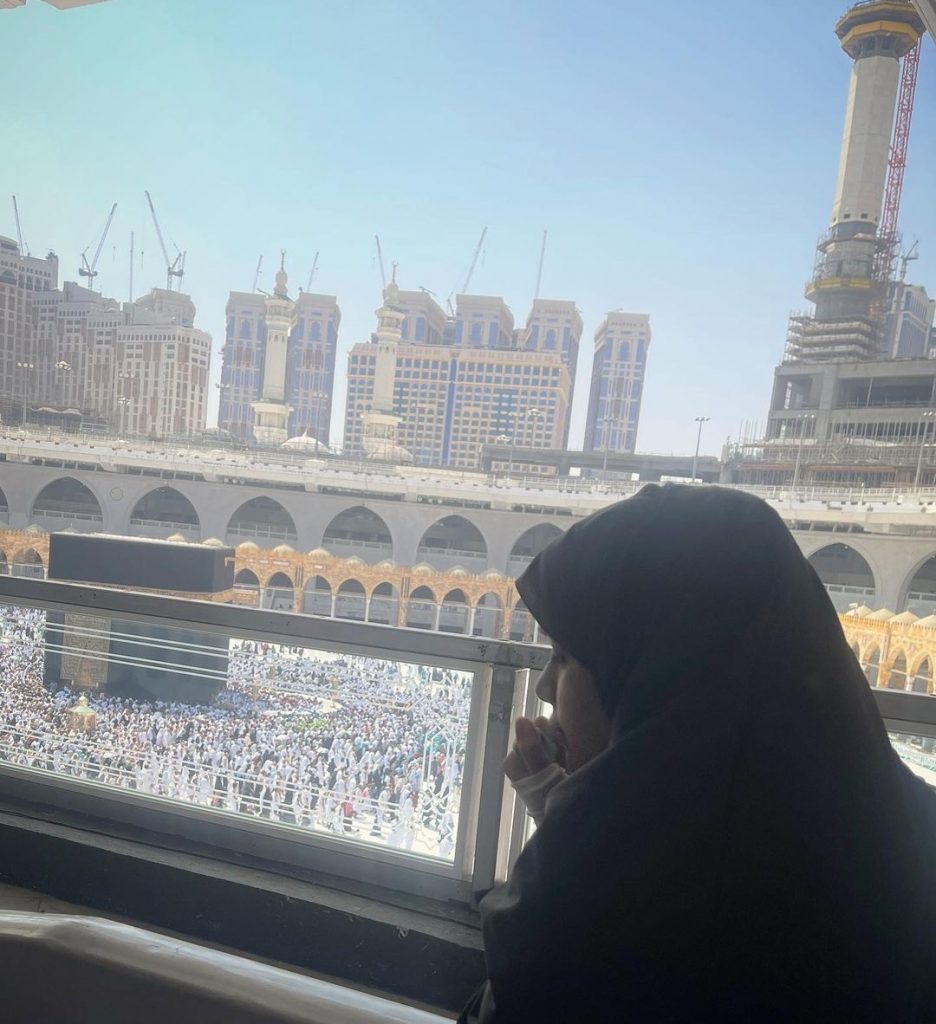 Aima Baig Gets Trolled On Giving Tawaf E Kaaba Tips