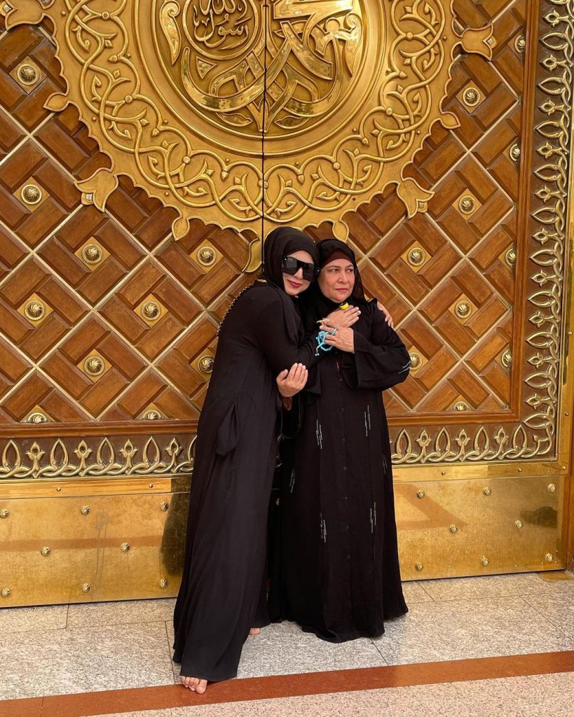 Dua Malik Performs Umrah With Her Mother