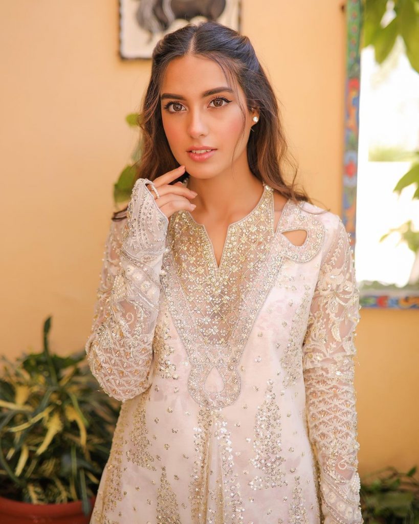 Iqra Aziz Leaves Project With Feroze Khan