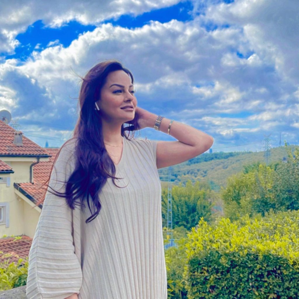 Javeria Abbasi Chills In Turkey For A Shoot