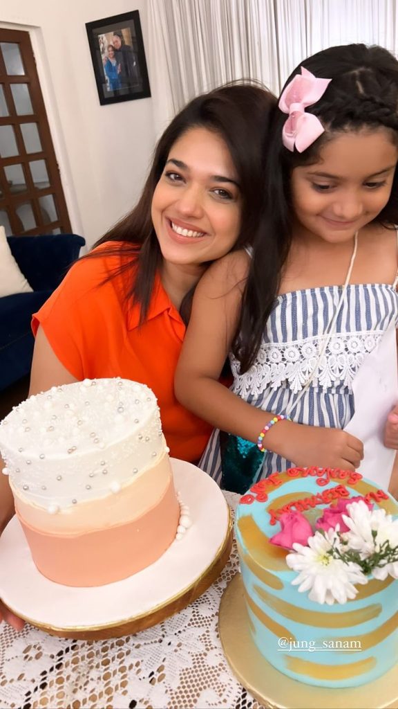 Sanam Jung Celebrates Birthday With Her Family