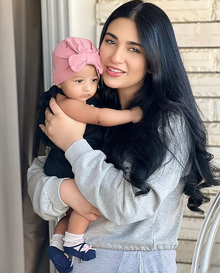 Sarah Khan's Beautiful Pictures With Baby Alyana Falak